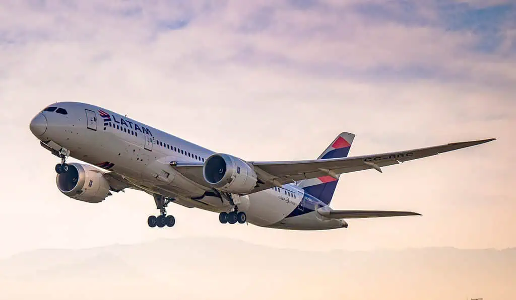 Latam cierra 2025 con cifras históricas y proyecta márgenes de hasta 17 % en 2026 nuevo aeropuerto internacional en Colombia