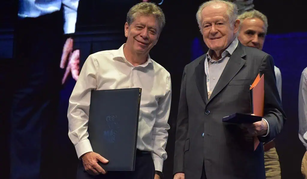 Jorge Mario Velásquez y Luis Carlos Sarmiento Angulo recibieron la Orden al Mérito Empresarial de la ANDI Jorge Mario Velásquez y Luis Carlos Sarmiento Angulo recibieron la Orden al Mérito Empresarial de la ANDI