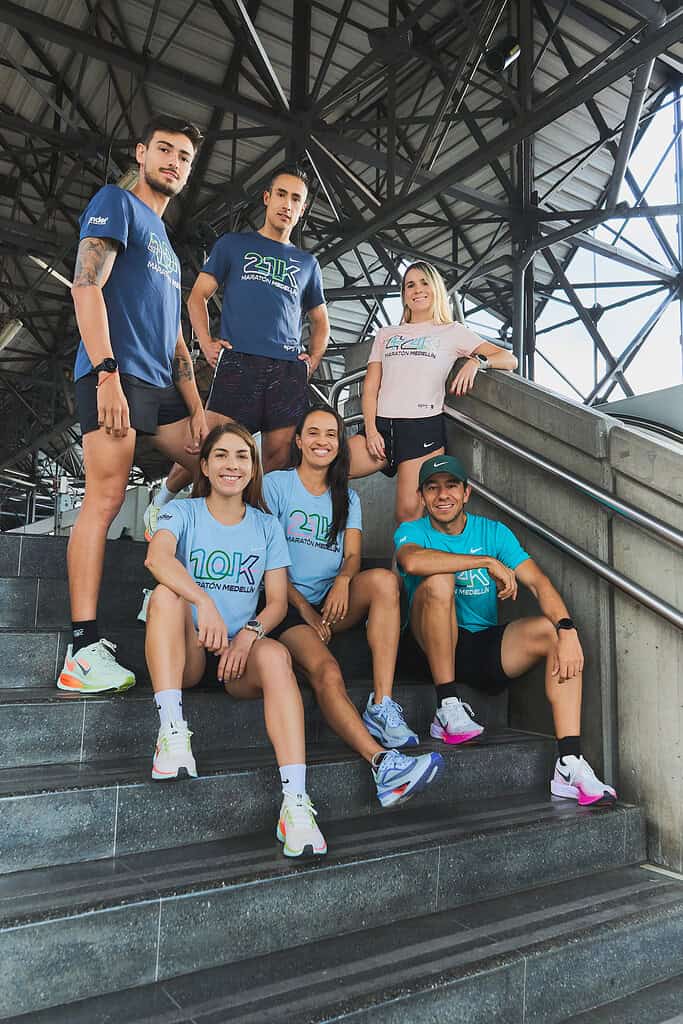 Camisetas de hombre y mujer de la Maratón Medellín 2025. Foto: cortesía. 