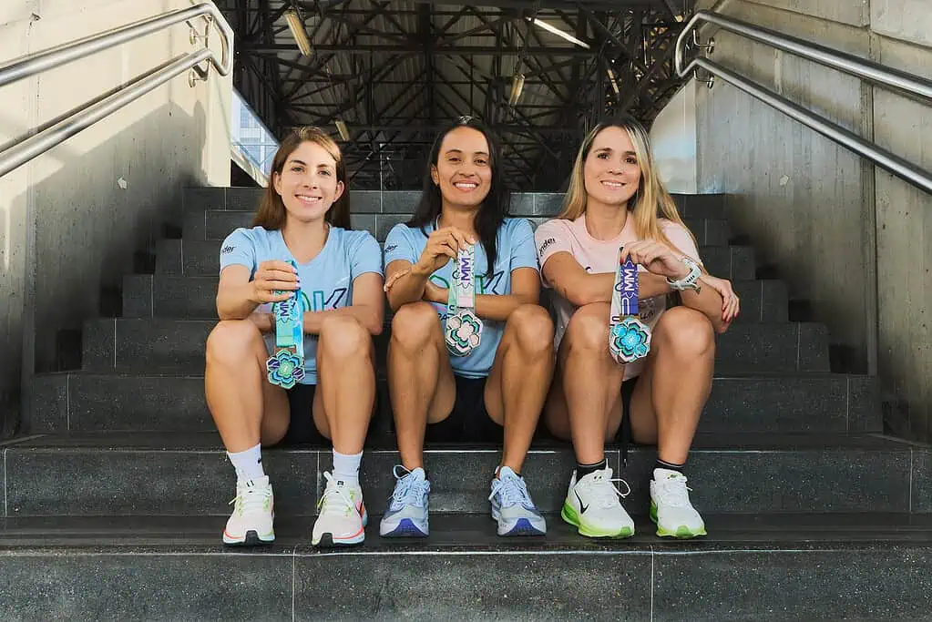 Maratón de Medellín presentó oficialmente la camiseta y medalla de la carrera Medallas Maratón Medellín 2025. Foto: cortesía.