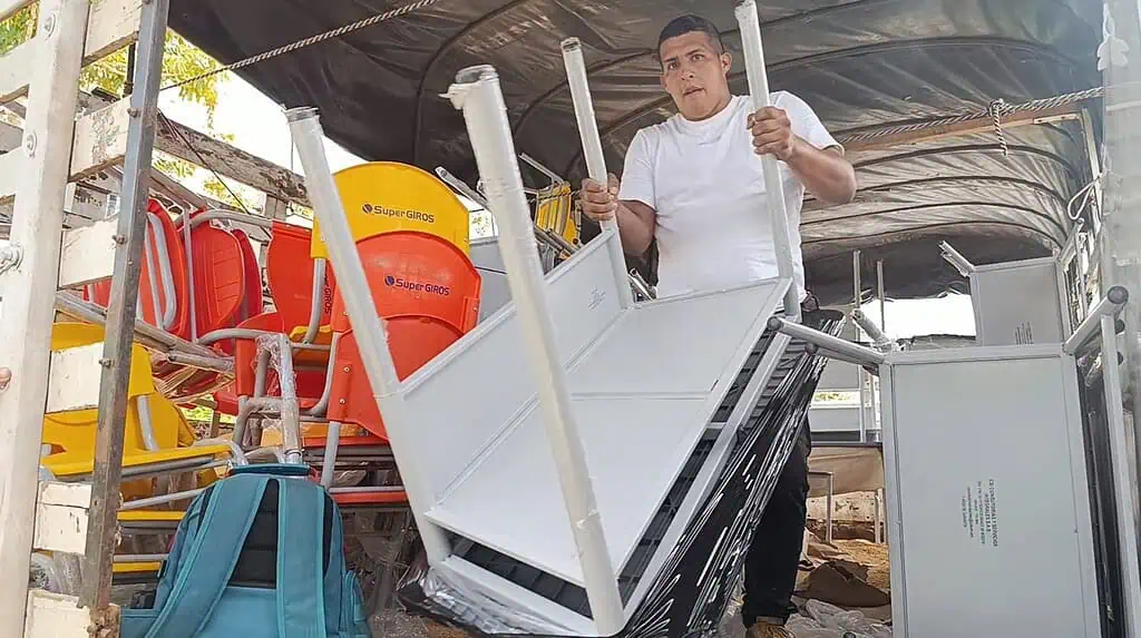 Obras por impuestos: Más de 3.700 niños en San Vicente del Caguán estrenan aulas dignas Las 17 instituciones educativas oficiales del municipio, con sus 149 sedes, atienden a más de 3.700 estudiantes con 286 docentes. Foto: cortesía Supergiros