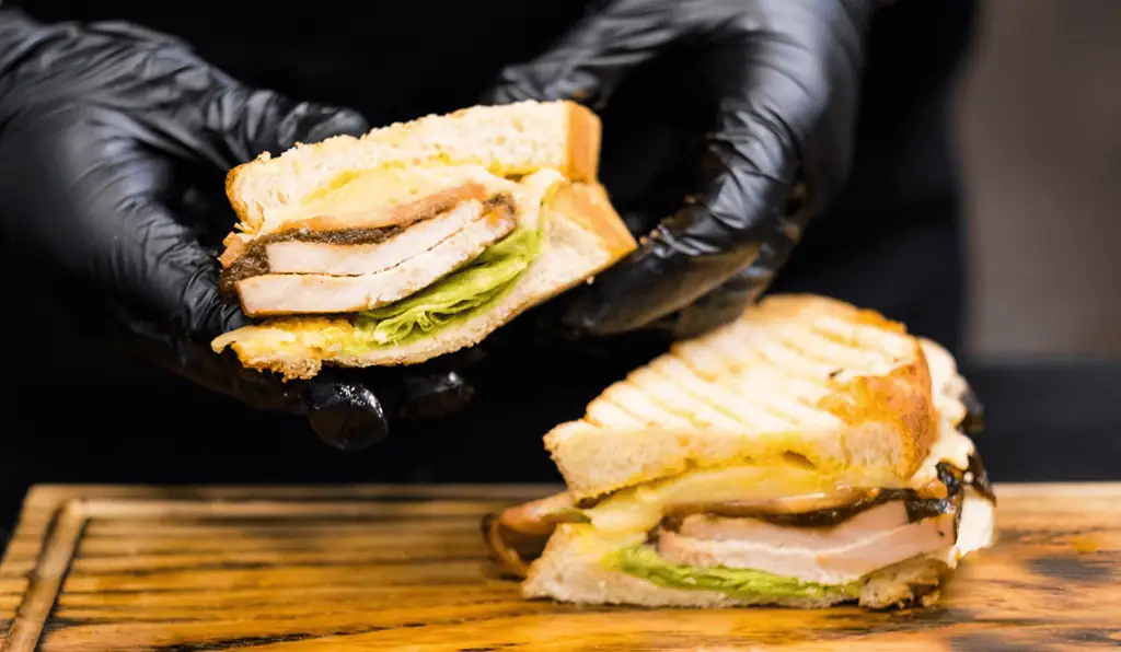 Mercado formal vendió cerca de 100 millones de hamburguesas y sándwiches en Colombia: así está el consumo Según un estudio de EMR, al año se venden 25 millones de unidades de sándwiches en Colombia.
