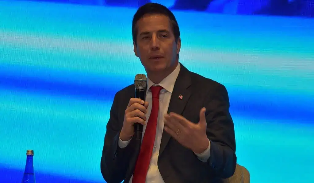 Bernie Moreno revela conversación con De la Espriella sobre migración: “Quienes pidieron asilo deben regresar a Colombia” Senador Bernie Moreno de Estados Unidos