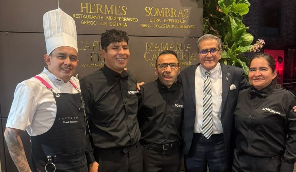 De izq. a der.: Yesid Rodríguez, el chef que diseñó el menú; John García, Carlos Quintero y Zenaida Merchán, asesores gastronómicos de Sombras; y José Joaquín Rey, director Formación Grupo Seratta. Foto: cortesía Grupo Serratta.
