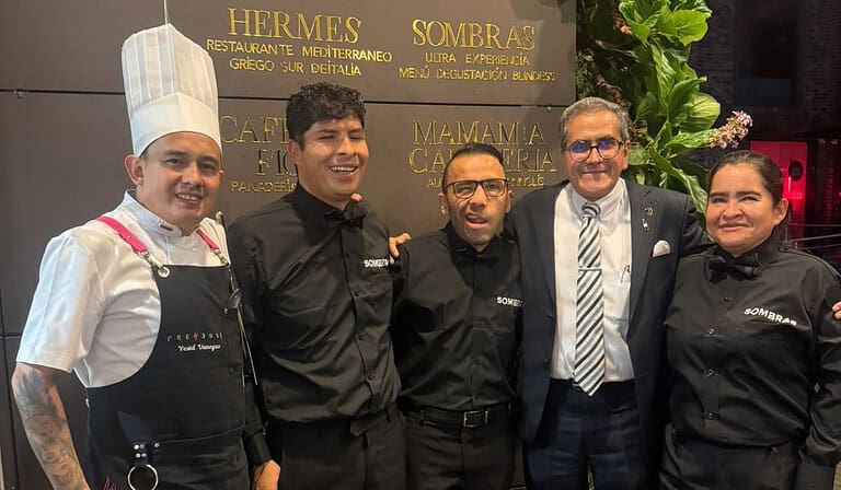 De izq. a der.: Yesid Rodríguez, el chef que diseñó el menú; John García, Carlos Quintero y Zenaida Merchán, asesores gastronómicos de Sombras; y José Joaquín Rey, director Formación Grupo Seratta. Foto: cortesía Grupo Serratta.