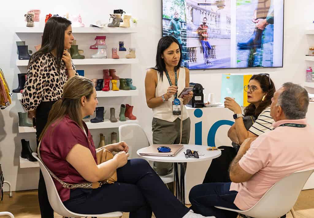 Durante la feria varios empresarios hicieron negocios. Foto: cortesía Inexmoda. 