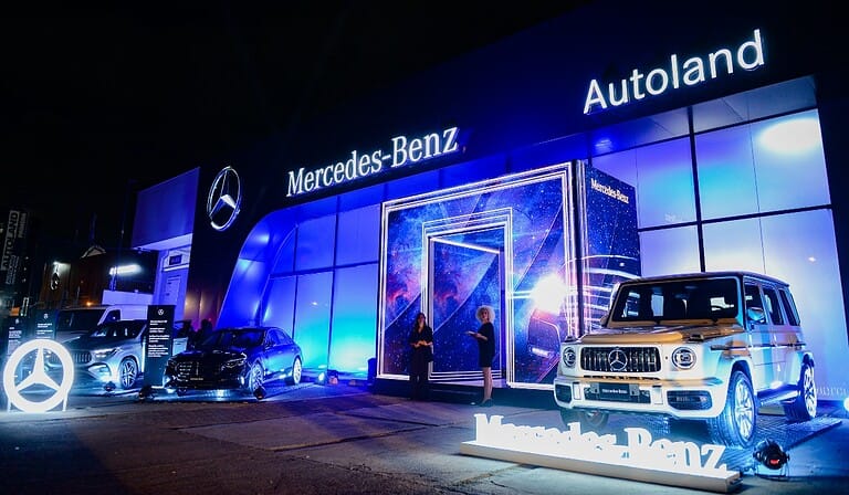 Primera vitrina de Mercedes Benz en Colombia.
