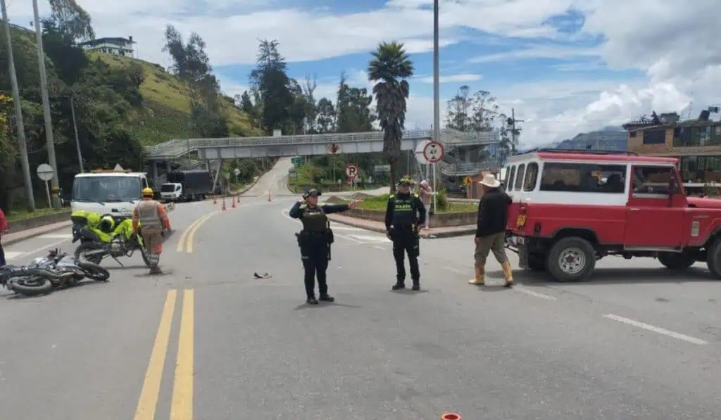 Nuevos cierres en la vía Bogotá - Villavicencio: Hay accidente y bloqueo de transportadores Accidentes y protestan afectan la movilidad entre Bogotá y Villavicencio