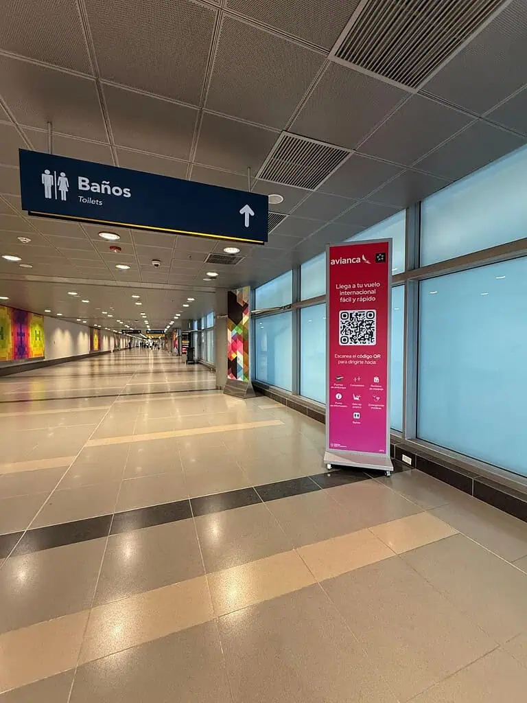 Avianca lanzó nueva herramienta para ayudar a pasajeros dentro del Aeropuerto El Dorado en Bogotá Para acceder a esta herramienta, los usuarios deben escanear un código QR. Foto: cortesía Avianca.