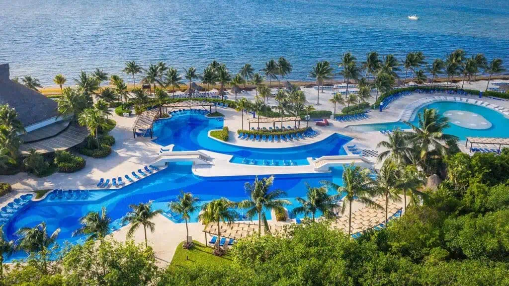 Punta Cana y Cancún, entre los destinos favoritos de los colombianos para las vacaciones de octubre BlueBay Grand Esmeralda. Foto: tomada de la página oficial del hotel.