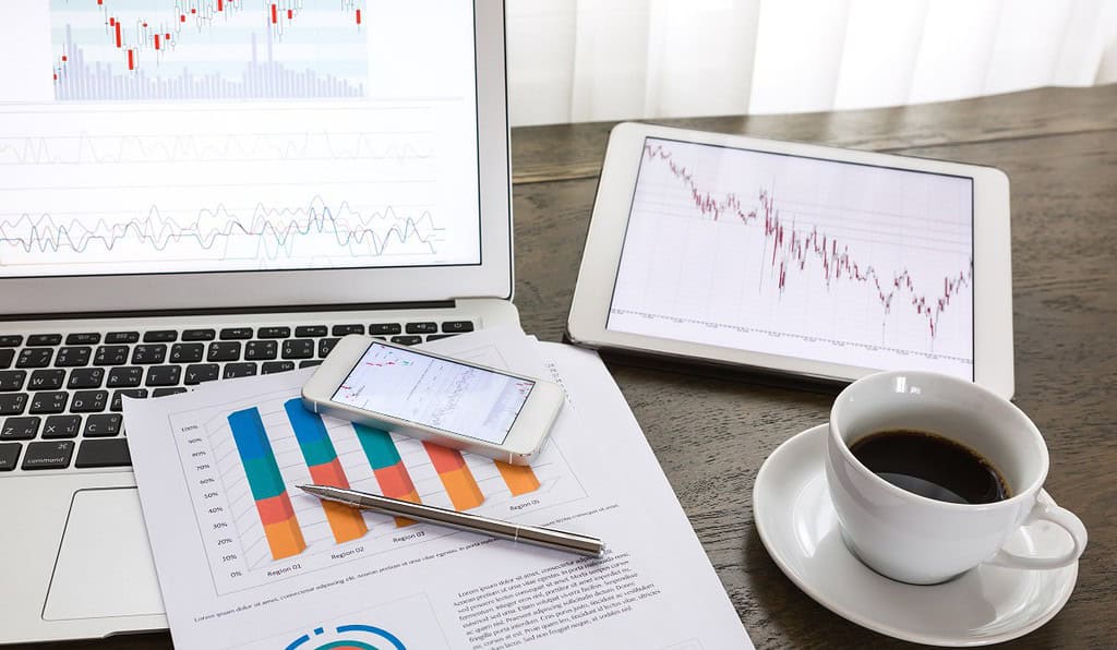 Bolsas reaccionan a crisis política en Francia y expectativa por datos de inflación en EE. UU