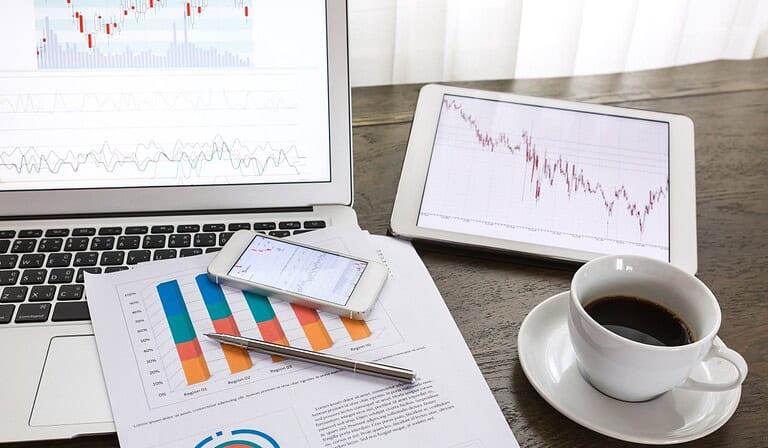 Bolsas reaccionan a crisis política en Francia y expectativa por datos de inflación en EE. UU