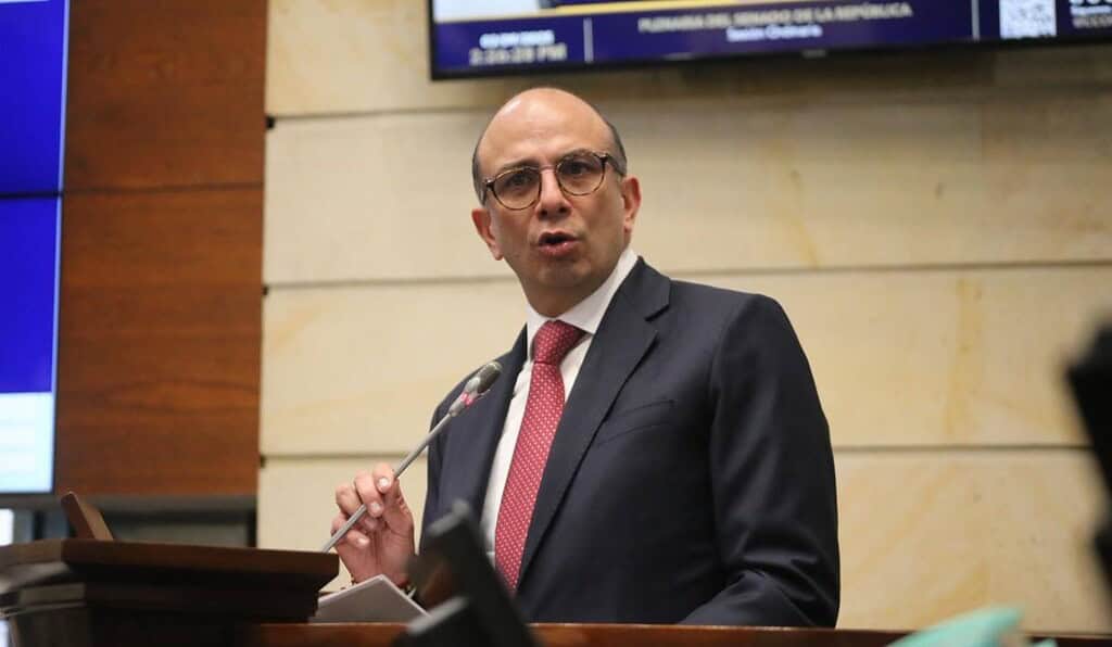 Senado elige a Carlos Camargo como nuevo magistrado de la Corte Constitucional tras dura puja en el Congreso