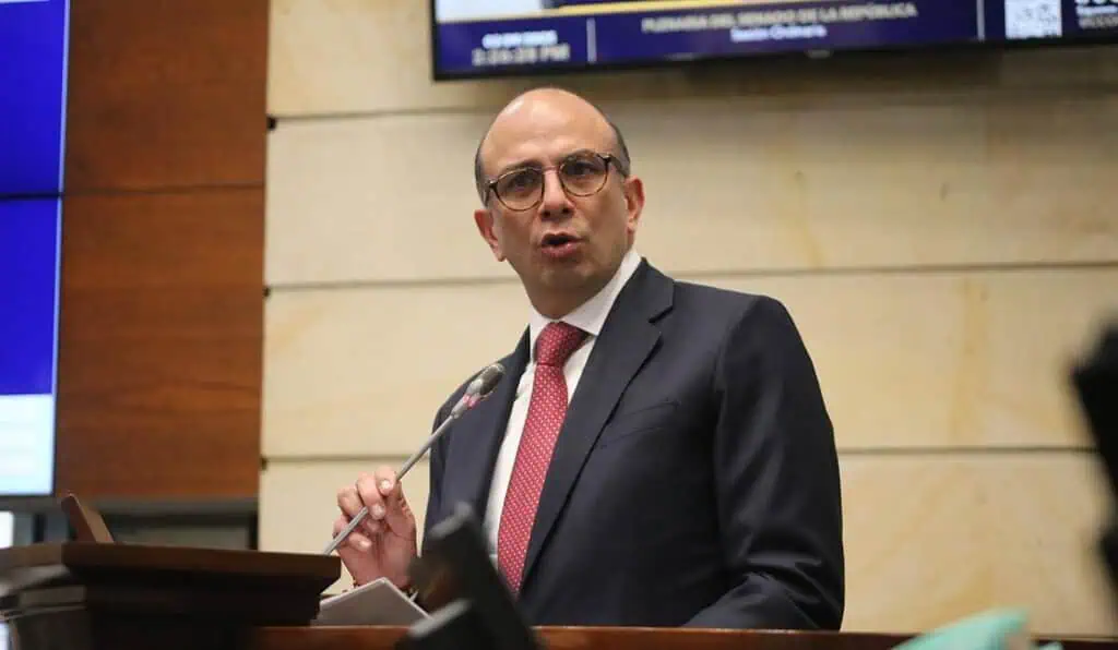 Senado elige a Carlos Camargo como nuevo magistrado de la Corte Constitucional tras dura puja en el Congreso La sala plena de la Corte tendrá que determinar si acoge o no la petición de Camargo.