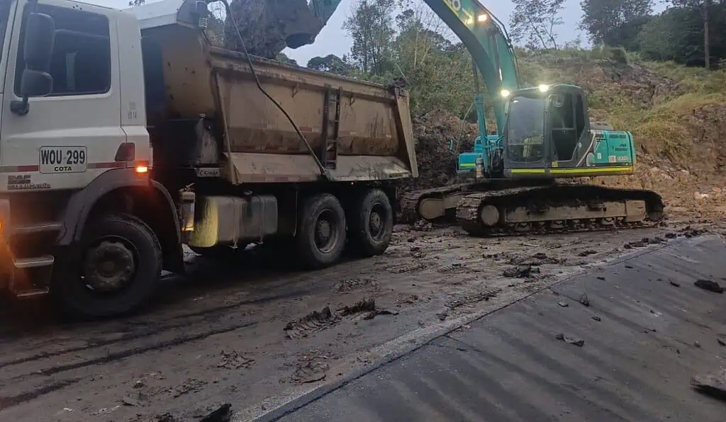 Mañana inicia plan piloto en la vía Bogotá–Villavicencio con horarios diferenciados para mejorar movilidad Coviandina reportó cierre en la vía que comunica a Bogotá con Villavicencio (1)