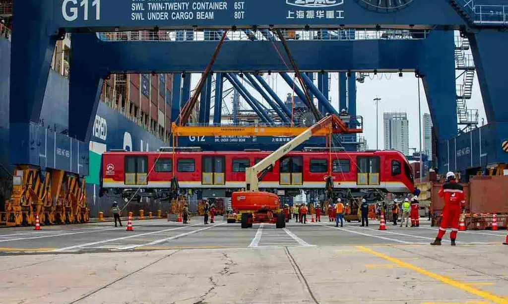 Después de más de 80 años, llega a Colombia el primer tren del Metro de Bogotá Desembarque del primer vagón del Metro de Bogotá