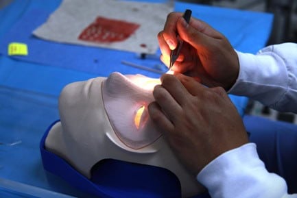 Chaleco que revoluciona terapia respiratoria para jóvenes con fibrosis quística gana primera edición del James Dyson Award en Colombia