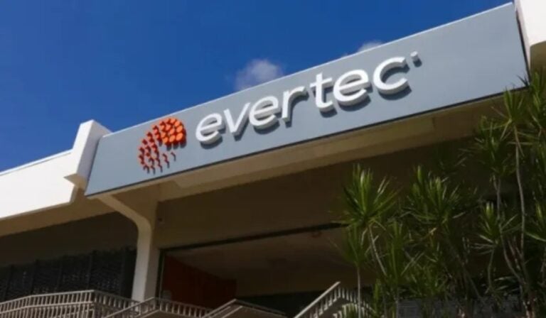 Evertec ofrece servicios de procesamiento de pagos y tecnología financiera, estructurada en tres unidades