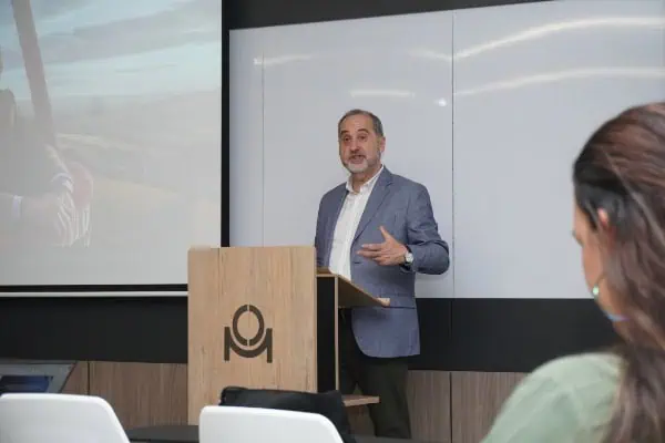 Premios +50 Emprende llegan a Colombia para impulsar el talento emprendedor senior: así puede postularse Fernando Lallana
