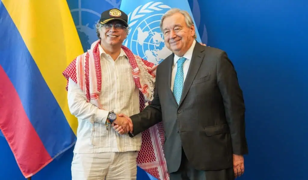 Tras casi 30 años, otro presidente de Colombia se quedó sin visa para EE. UU: coincidencias entre Petro y Samper Gustavo Petro con Antonio Guterres, secretario general de la ONU. Foto: Presidencia de la República.