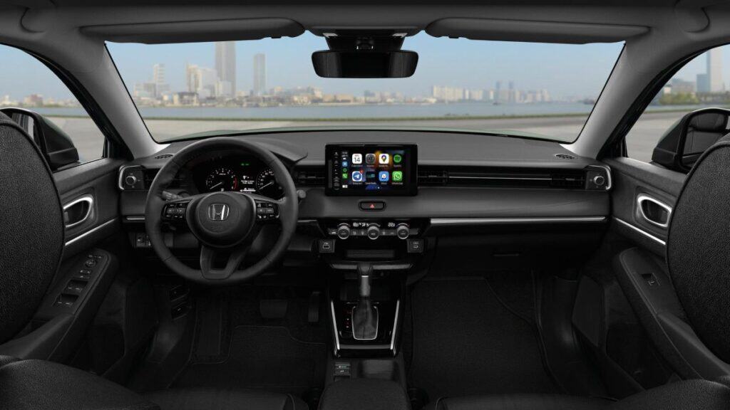 Puertas adentro, la HR-V mantiene un estilo horizontal que amplía la percepción de espacio.