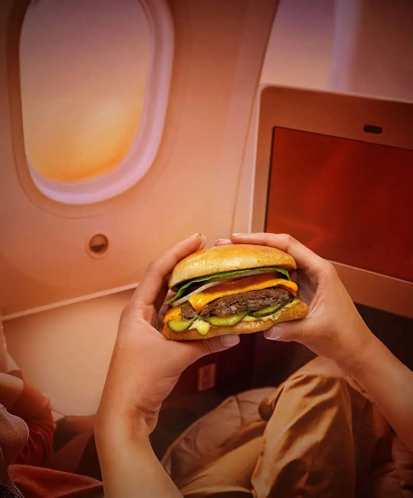 Importante marca de hamburguesas ahora estará en vuelos de Avianca Hamburguesas de Home a bordo. Foto: cortesía Avianca.