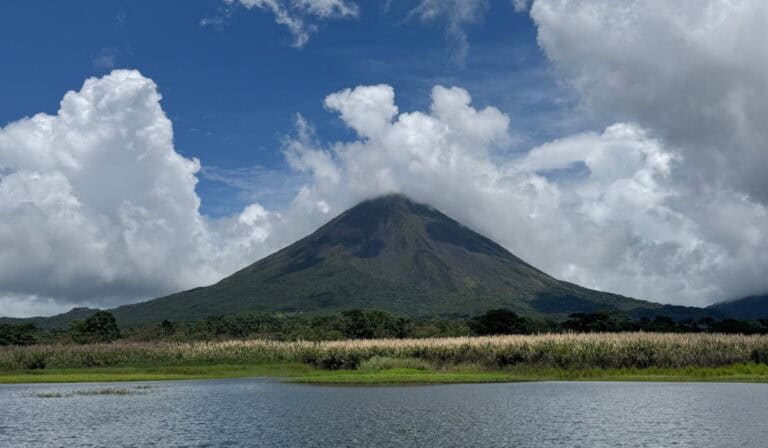 El Parque Nacional Volcán Arenal es uno de los destinos más visitados del país y concentra parte importante de la actividad turística en la región norte de Costa Rica. Foto: Nataly Vargas, Valora Analitik.
