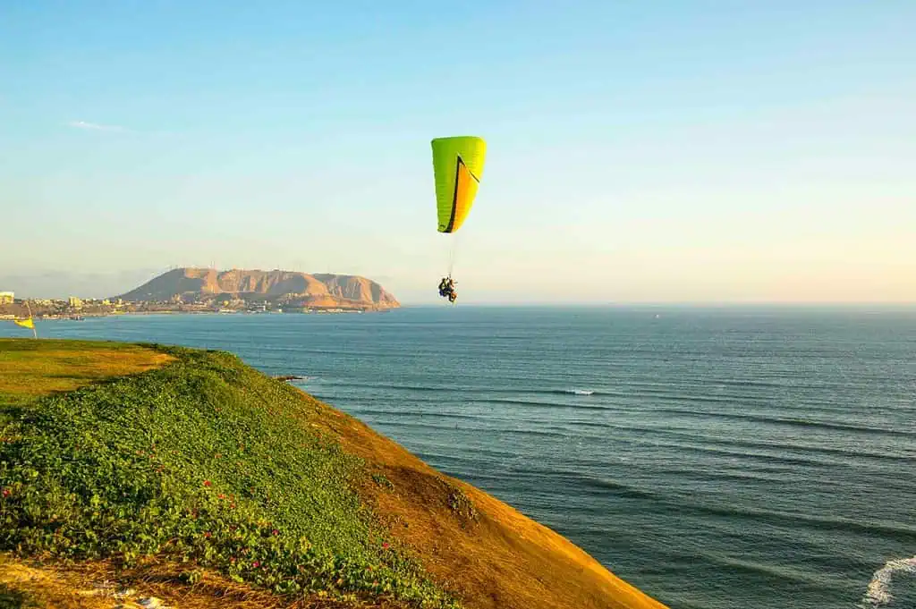 PromPerú anuncia dos semanas de descuentos en tiquetes aéreos y paquetes turísticos Parapente en Miraflores. Foto: cortesía Leslie Searles / PromPerú.