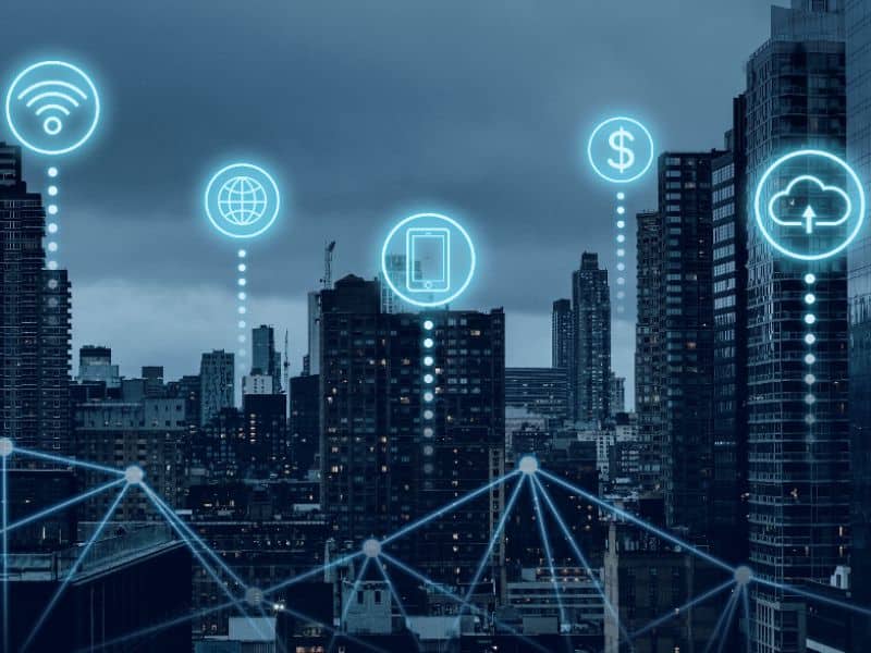 Mientras en las ciudades la mayoría de los hogares cuenta con acceso a internet, en zonas rurales apartadas apenas cuatro de cada diez cuentan con conexión. Foto: Freepik.
