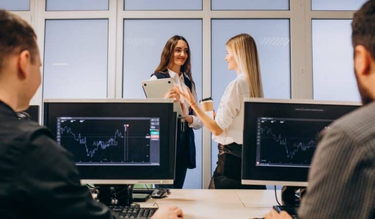 Mercados mixtos con inversores analizando nuevos aranceles de Trump y datos globales