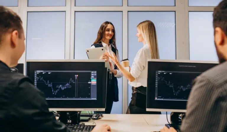 Mercados mixtos con inversores analizando nuevos aranceles de Trump y datos globales