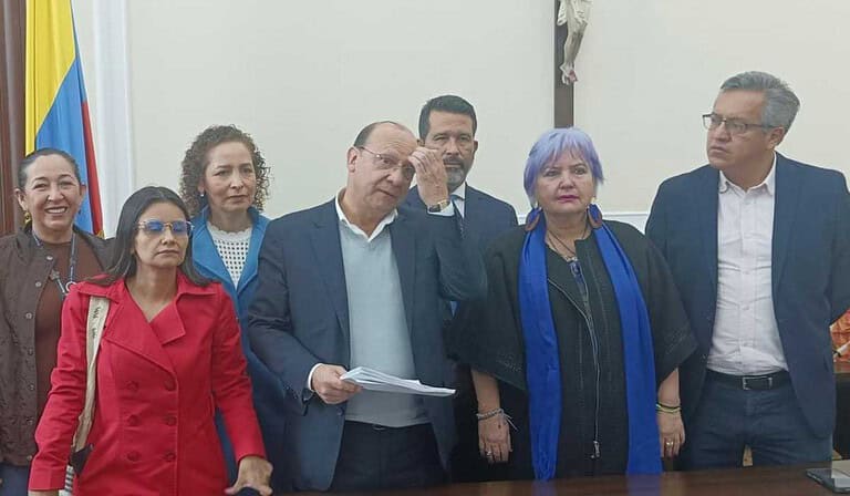 Ministro de Hacienda radica reforma tributaria (1)