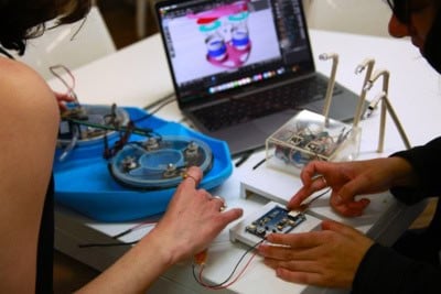 Chaleco que revoluciona terapia respiratoria para jóvenes con fibrosis quística gana primera edición del James Dyson Award en Colombia