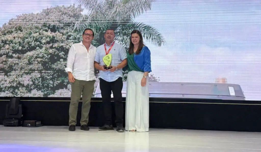 Edinsa, operador de transporte para Postobón, recibió el premio Colfecar Verde 2025 PREMIO COLFECAR Edinsa 2025