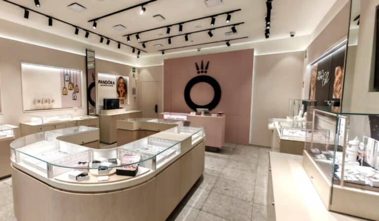 Pandora renovó dos tiendas en Bogotá bajo el concepto Evoke.