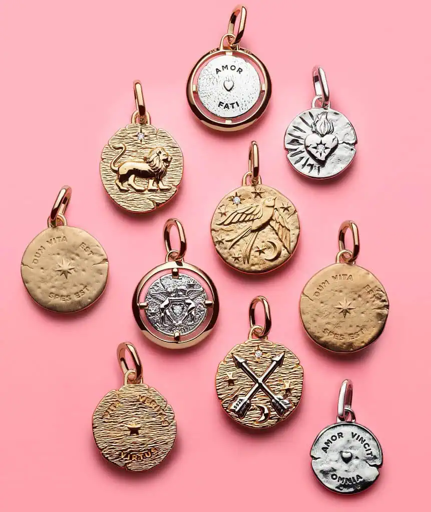 Pandora lanza colección inspirada en monedas antiguas y símbolos atemporales Accesorios de la nueva colección de Pandora Talisman. Foto: cortesía Pandora.