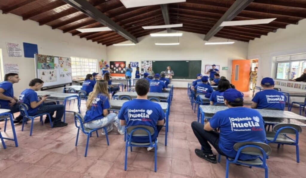 Postobón entrega inmobiliario escolar