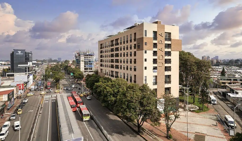 OxoHotel entra al negocio de rentas cortas y largas: así funciona OxoHotel opera cerca del 30 % del edificio Udara Polo.