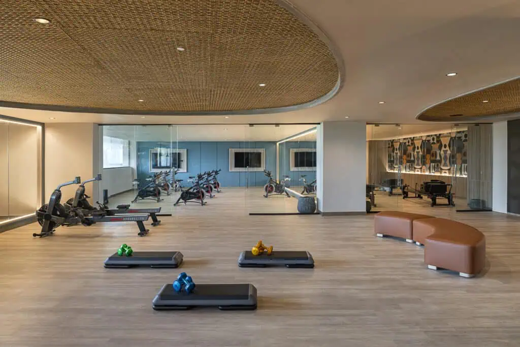 El nuevo resort de lujo todo incluido y con playa virgen de hoteles Hilton en República Dominicana El hotel cuenta con salón para hacer yoga y pilates. Foto: cortesía Zemí.