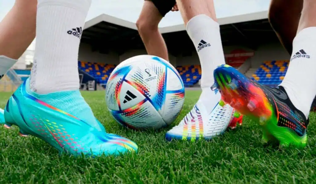 El duelo millonario de los guayos: Adidas y Nike controlan el 60 % del calzado de fútbol De ganar un Mundial por poner taches a sus zapatos a valer US$27.000 millones: Así usó Adidas al fútbol para darle vida a un imperio