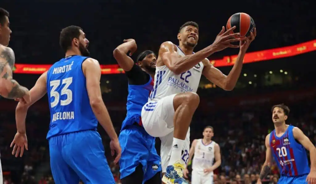 La NBA busca alianzas con clubes de fútbol para expandirse hacia Europa: Dos poderosos bancos la respaldarían La NBA busca alianzas con clubes de fútbol para expandirse hacia Europa: Dos poderosos bancos la respaldarían