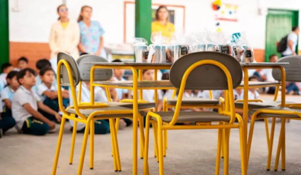 Industria Licorera de Caldas convierte residuos en mobiliario escolar para instituciones educativas del departamento licor en Colombia