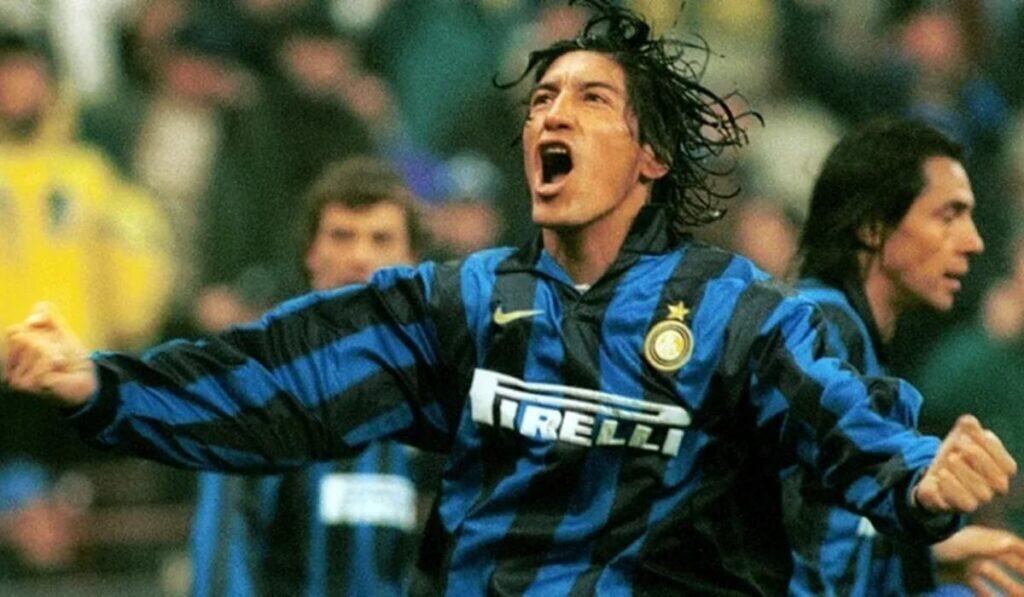 Así fue como el ‘1+8’ de Iván Zamorano se convirtió en la camiseta más vendida en la historia del fútbol italiano