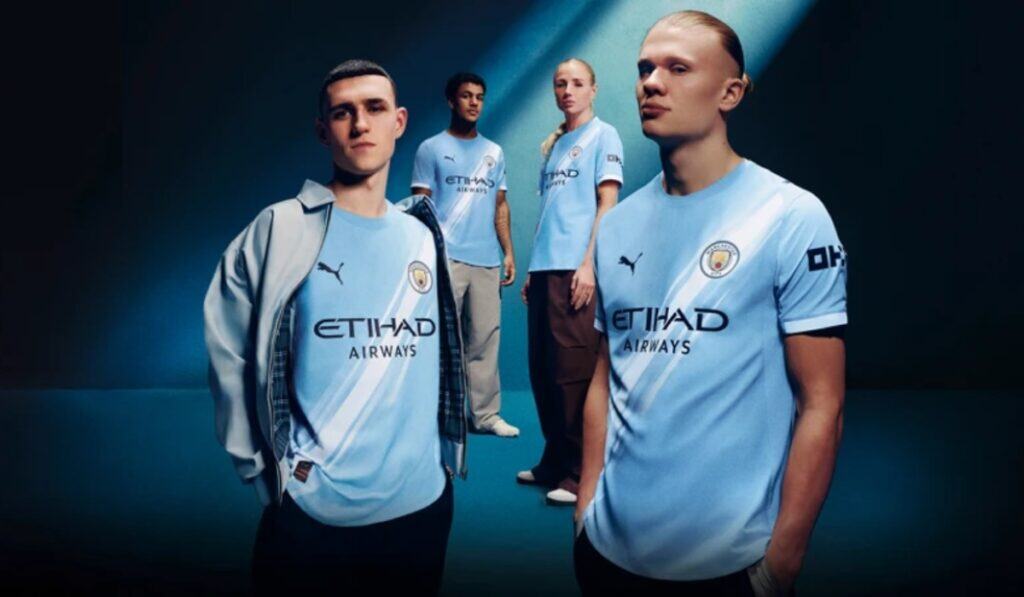 Etihad Airways también aparece en el frontal de la camiseta del Manchester City. Imagen: Página web oficial Manchester City