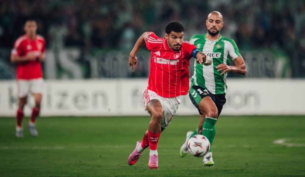Nottingham Forest regresó a competiciones europeas tras 30 años con un cambio forzado de patrocinador principal