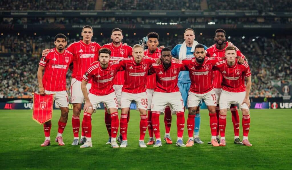 Nottingham Forest regresó a competiciones europeas tras 30 años con un cambio forzado de patrocinador principal