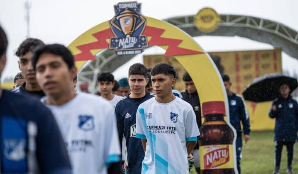 Formación de jóvenes futbolistas: Un modelo de negocio que revoluciona el desarrollo del talento en el fútbol colombiano