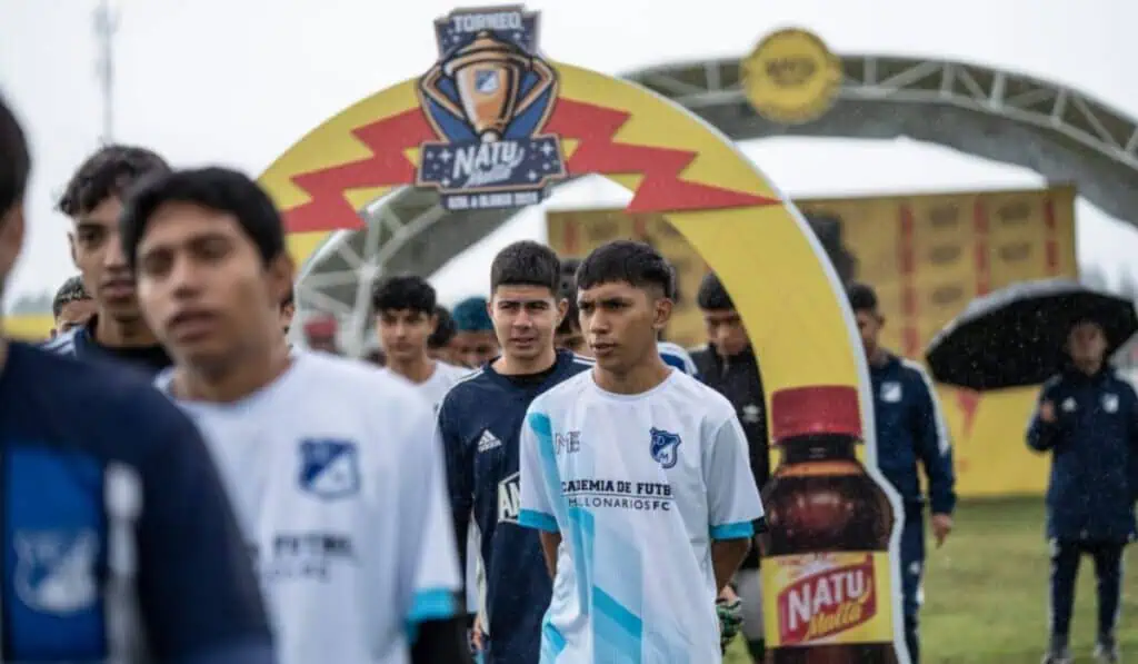 Formar un futbolista profesional en Colombia cuesta casi lo mismo que pagar una matrícula de colegio privado durante 10 años Formación de jóvenes futbolistas: Un modelo de negocio que revoluciona el desarrollo del talento en el fútbol colombiano