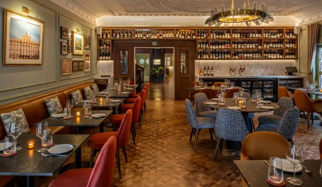 Historia, alta cocina y espacios de lujo: así es Adriano el restaurante que combina España y Colombia Adriano Casa República