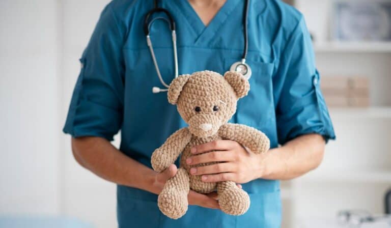 Alerta en Medellín por cierre de servicios pediátricos en importante clínica de la ciudad